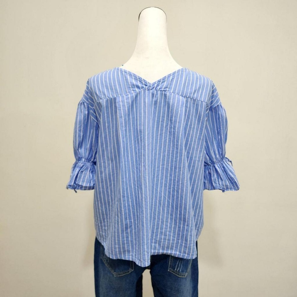 °☆ 珮齊精品舖 ☆° 正韓-bebychon 藍白條紋繡花上衣-細節圖3