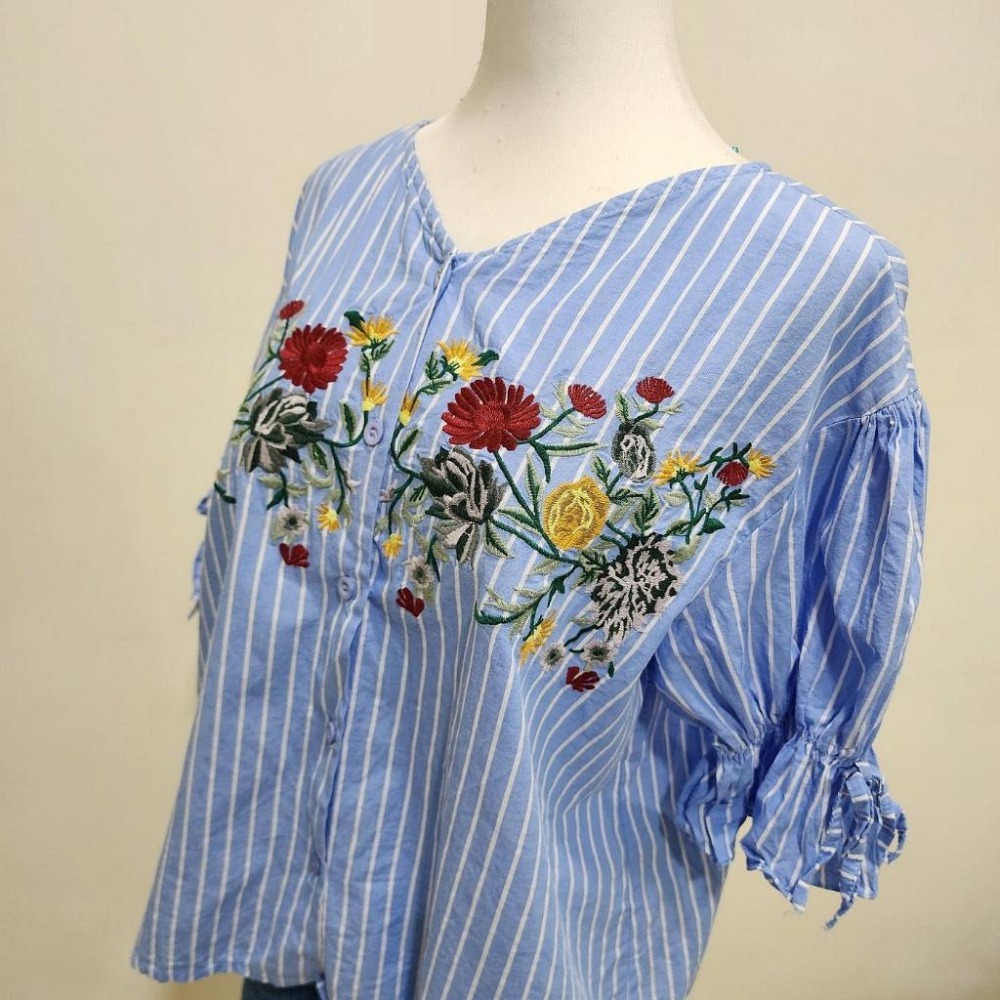 °☆ 珮齊精品舖 ☆° 正韓-bebychon 藍白條紋繡花上衣-細節圖4