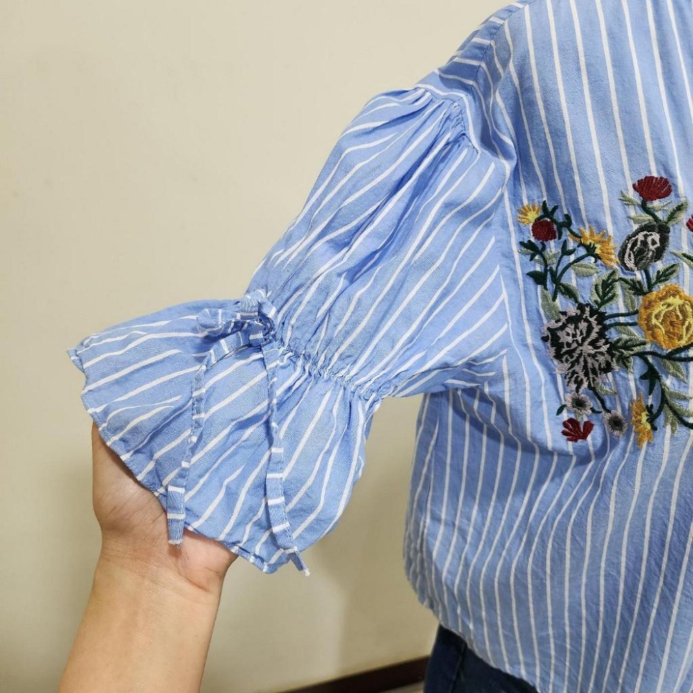°☆ 珮齊精品舖 ☆° 正韓-bebychon 藍白條紋繡花上衣-細節圖5