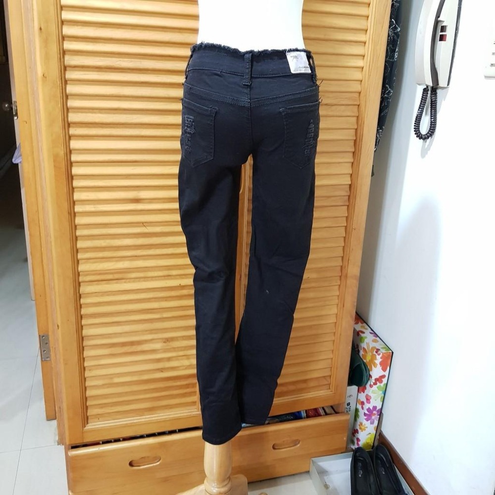 °☆ 珮齊精品舖 ☆° 黑色中腰牛仔刷破褲-細節圖3