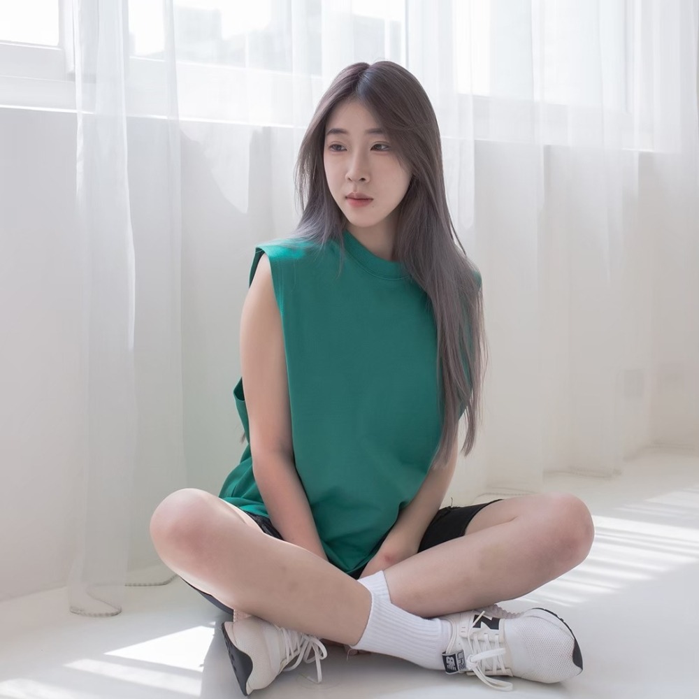 ✨2023新款✨韓國 素面寬肩背心側點綴 無袖上衣 男女不拘 情侶款 春夏新款 素面背心 九色 百搭款-細節圖4