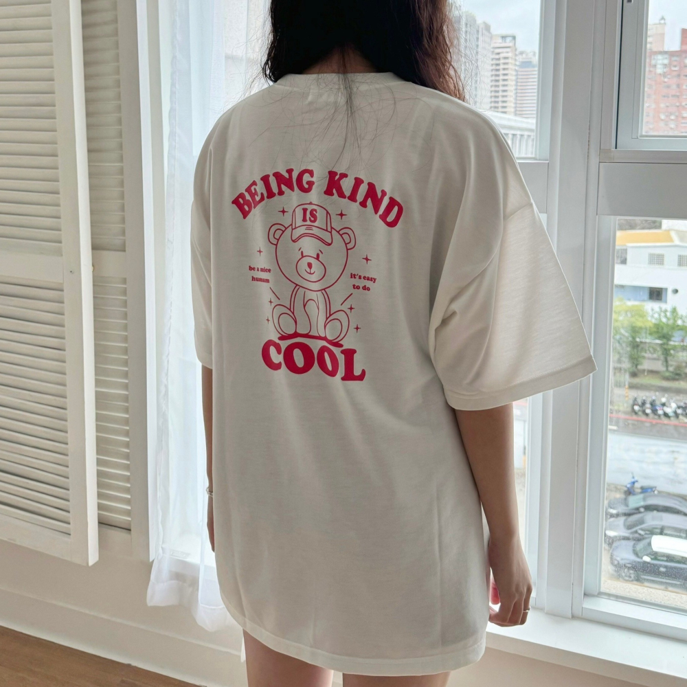 ✨2024新款✨BEING KIND COOL 熊熊英文造型 短T 細絨布 情侶短袖上衣 男女不拘 短袖-細節圖2