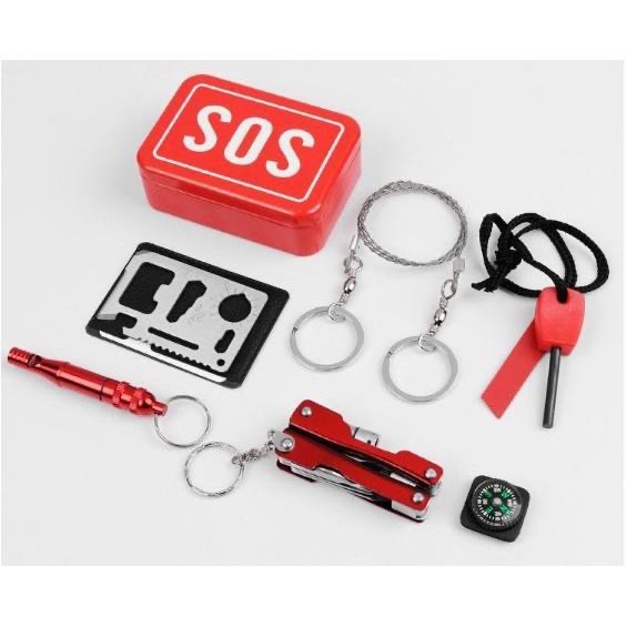 【新奇寶貝屋】SOS多功能求生急救盒 打火棒 口哨 工具卡 線鋸 手電筒 多用途刀鉗工具 指南(北)針 野外求生地震颱風-細節圖2