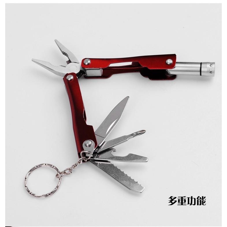 【新奇寶貝屋】SOS多功能求生急救盒 打火棒 口哨 工具卡 線鋸 手電筒 多用途刀鉗工具 指南(北)針 野外求生地震颱風-細節圖5