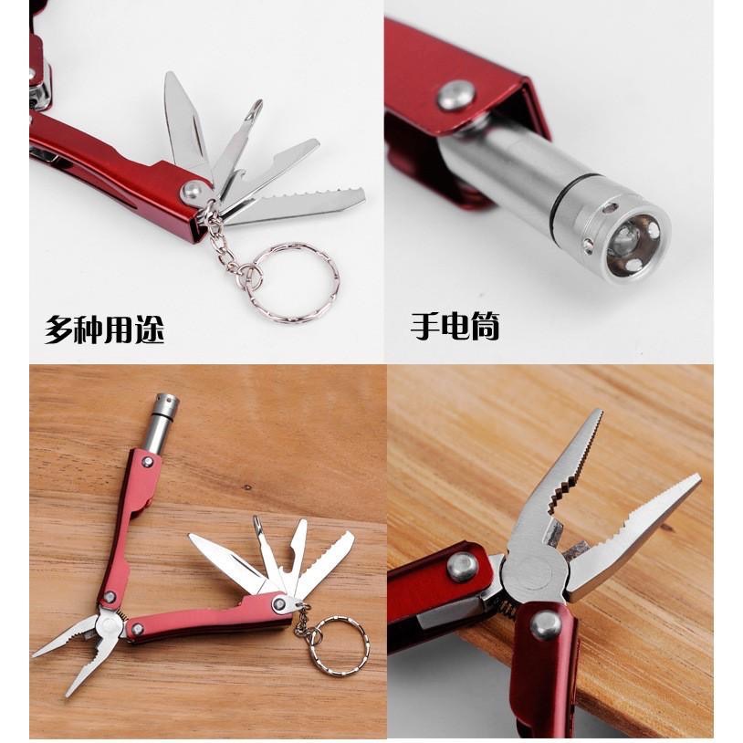 【新奇寶貝屋】SOS多功能求生急救盒 打火棒 口哨 工具卡 線鋸 手電筒 多用途刀鉗工具 指南(北)針 野外求生地震颱風-細節圖6