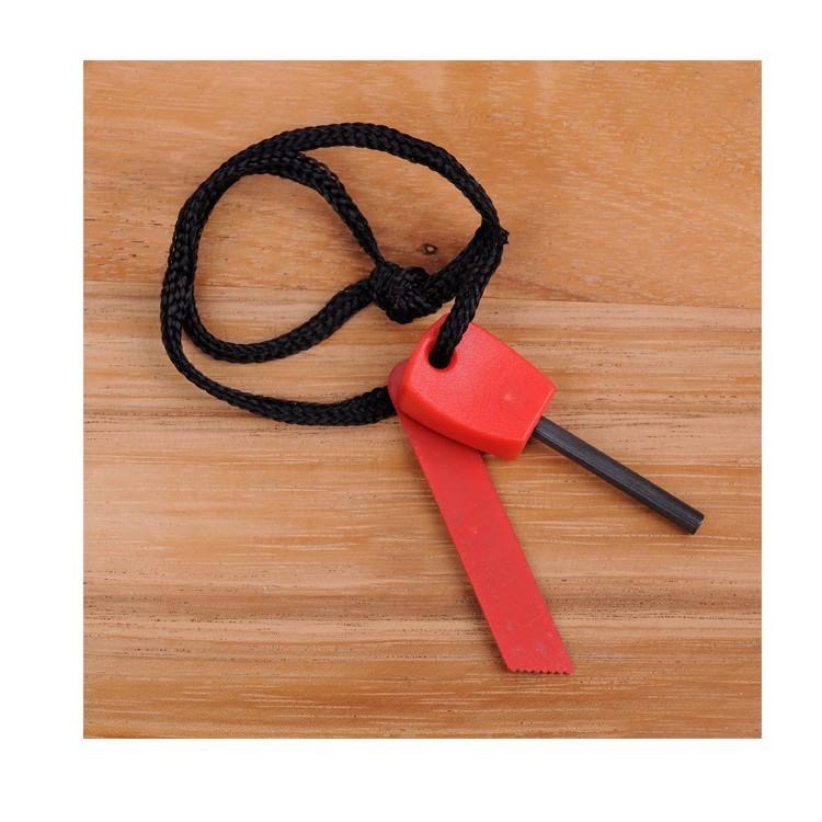 【新奇寶貝屋】SOS多功能求生急救盒 打火棒 口哨 工具卡 線鋸 手電筒 多用途刀鉗工具 指南(北)針 野外求生地震颱風-細節圖9