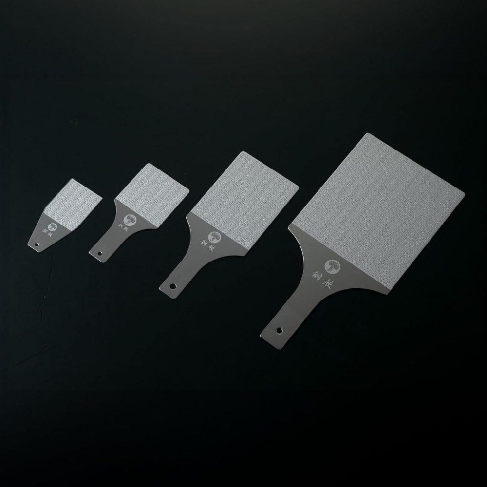 日本製 山本食品 鋼鮫 (盒裝 附竹刷) 山葵磨泥器 磨碎板 研磨器 山葵泥 蒜泥 磨泥器 磨碎器 鋼鯊 機洗 研磨神器-細節圖6