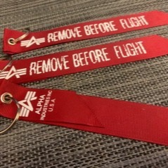 【ALPHA INDUSTRIES】REMOVE BEFORE FLIGHT專用 暗紅色紅飄帶 鑰匙圈 預購-細節圖3