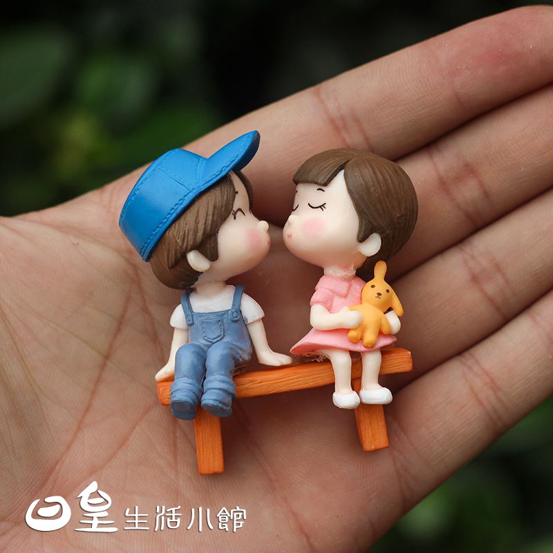 情侶公仔 拍照道具 多肉盆栽裝飾 男孩女孩人偶擺飾 DIY微景觀造景公仔 板凳情侶娃娃 婚禮小物 婚慶公仔擺件 日皇-細節圖6