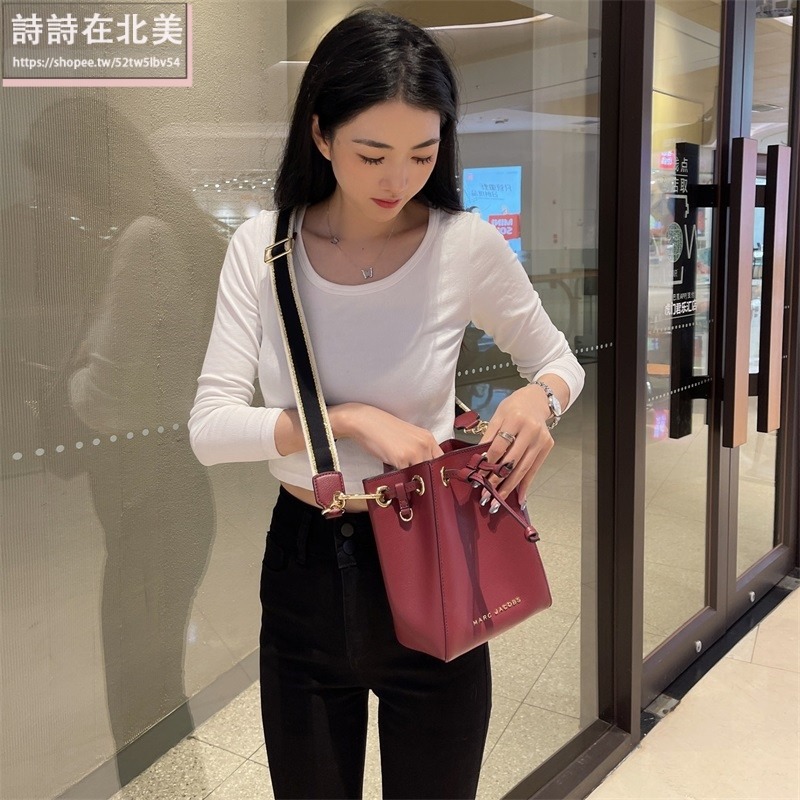 詩詩精品店 Marc Jacobs 包包 水桶包 斜背包 單肩包 抽繩包 斜挎包 束口包 大容量肩背包 荔枝紋牛皮側背包-細節圖3