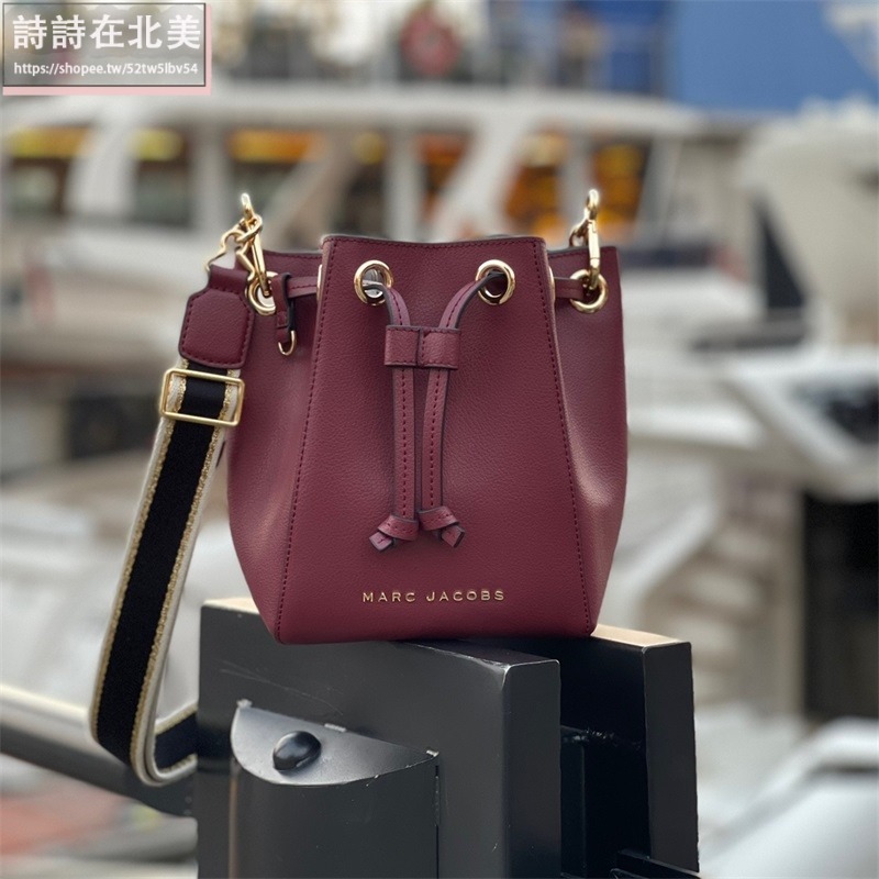 詩詩精品店 Marc Jacobs 包包 水桶包 斜背包 單肩包 抽繩包 斜挎包 束口包 大容量肩背包 荔枝紋牛皮側背包-細節圖4