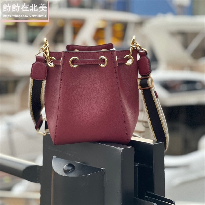 詩詩精品店 Marc Jacobs 包包 水桶包 斜背包 單肩包 抽繩包 斜挎包 束口包 大容量肩背包 荔枝紋牛皮側背包-細節圖5