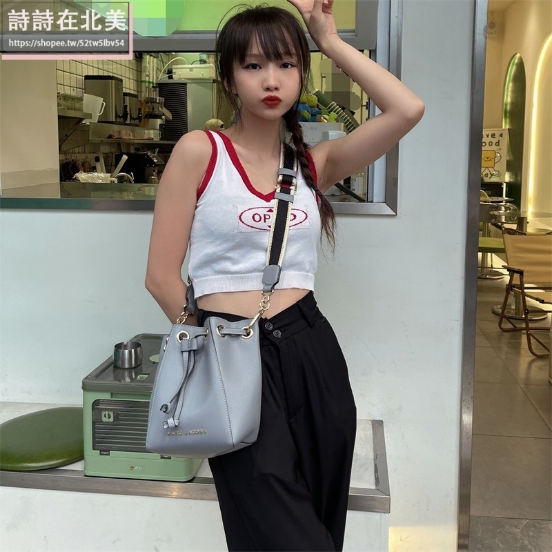 詩詩精品店 Marc Jacobs 包包 水桶包 斜背包 單肩包 抽繩包 斜挎包 束口包 大容量肩背包 荔枝紋牛皮側背包-細節圖7