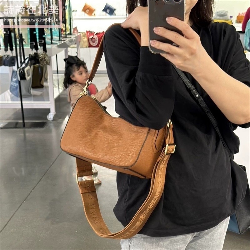 詩詩精品店 Marc Jacobs 包包 腋下包 手提包 斜背包 單肩包 荔枝紋真皮側背包 半月包 大容量肩背包 斜挎包-細節圖9