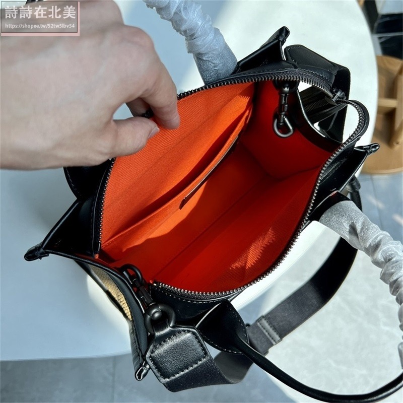 詩詩精品店 Marc Jacobs 包包 托特包 相機包 腋下包 水桶包 單肩包 斜挎包 肩背包 編織拼皮側背包 束口包-細節圖7