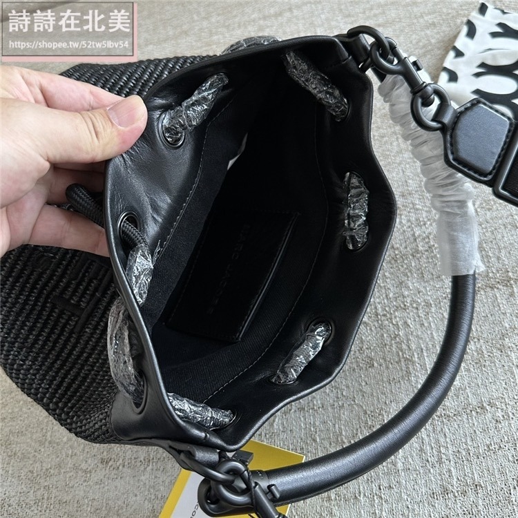 詩詩精品 Marc Jacobs 包包 水桶包 手提包 THE 編織側背包 斜挎包 抽繩包 單肩包 斜背包 束口包 側包-細節圖11