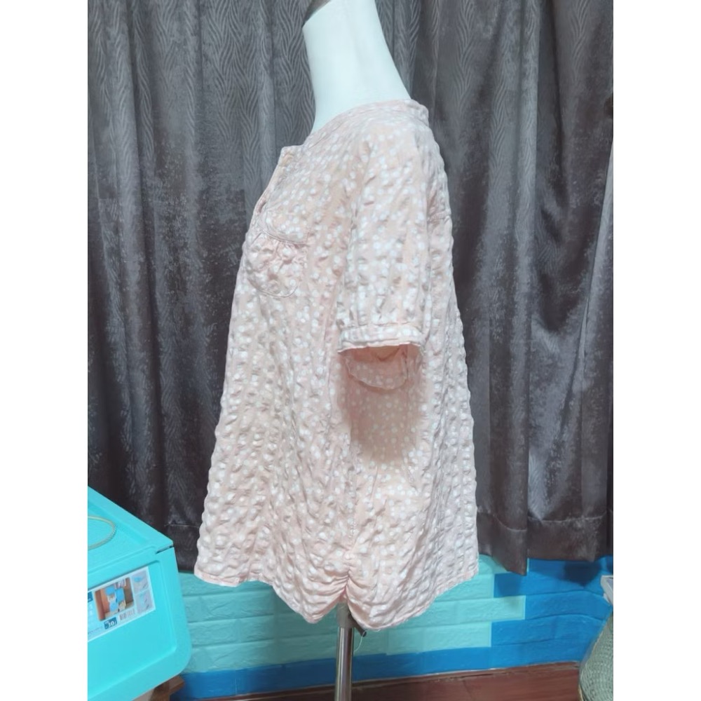 二手衣 大尺碼白點粉底短袖上衣-細節圖2