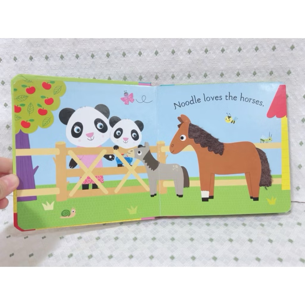 二手親子英文觸摸書 Noodle Loves the Beach-細節圖2