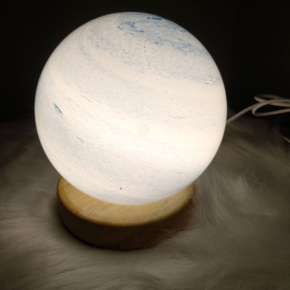 【現貨】浪漫星球小夜燈 遙控款 星球燈 禮物 宇宙 實木夜燈 床頭燈 檯燈 禮物 情人節 星空-細節圖4