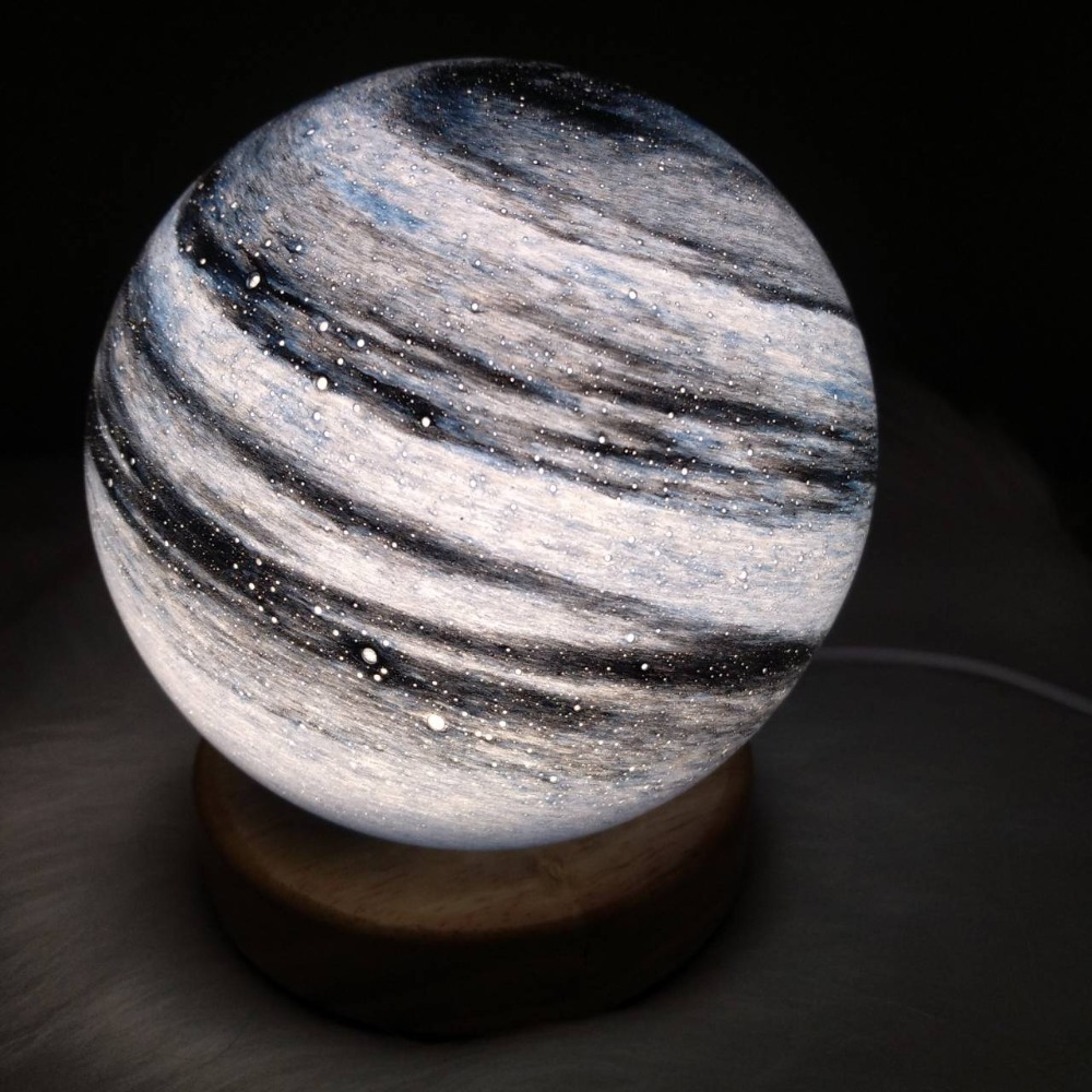【現貨】浪漫星球小夜燈 遙控款 星球燈 禮物 宇宙 實木夜燈 床頭燈 檯燈 禮物 情人節 星空-細節圖6