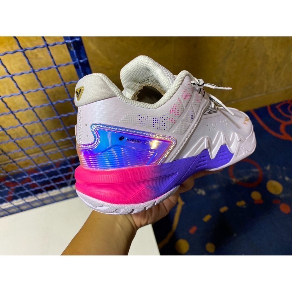 24年 5折特價  (羽球世家）勝利 羽球鞋 P8500 II 白紫 頂級羽球鞋 鷹爪側向穩定 啟動靈敏-細節圖4