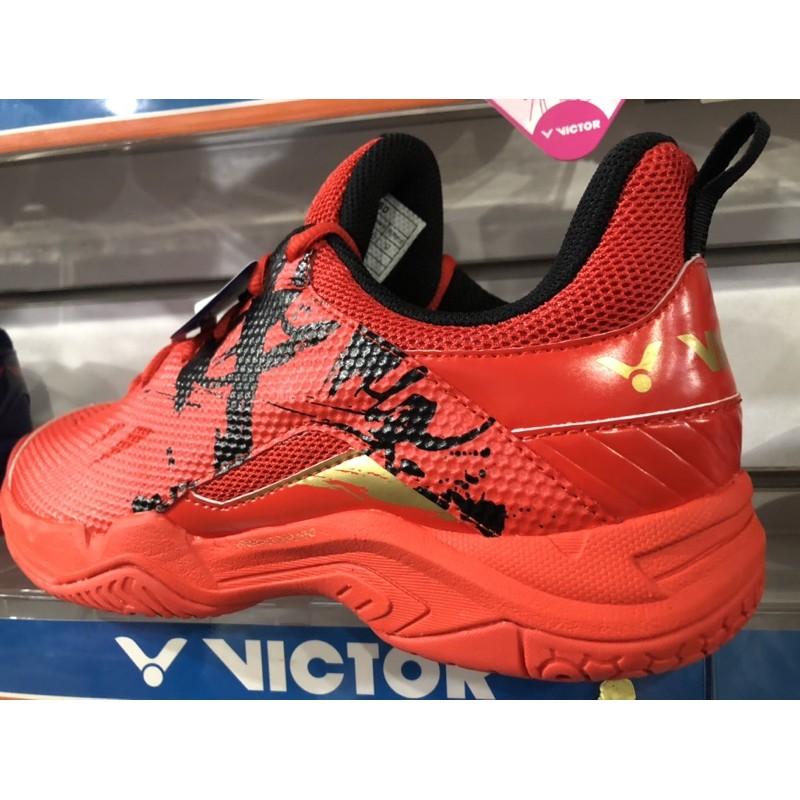 23.5 29.5（羽球世家）勝利 logo 紅金 羽球鞋 A660 書法潑墨 VICTOR 霸氣宣言 全面穩定-細節圖2