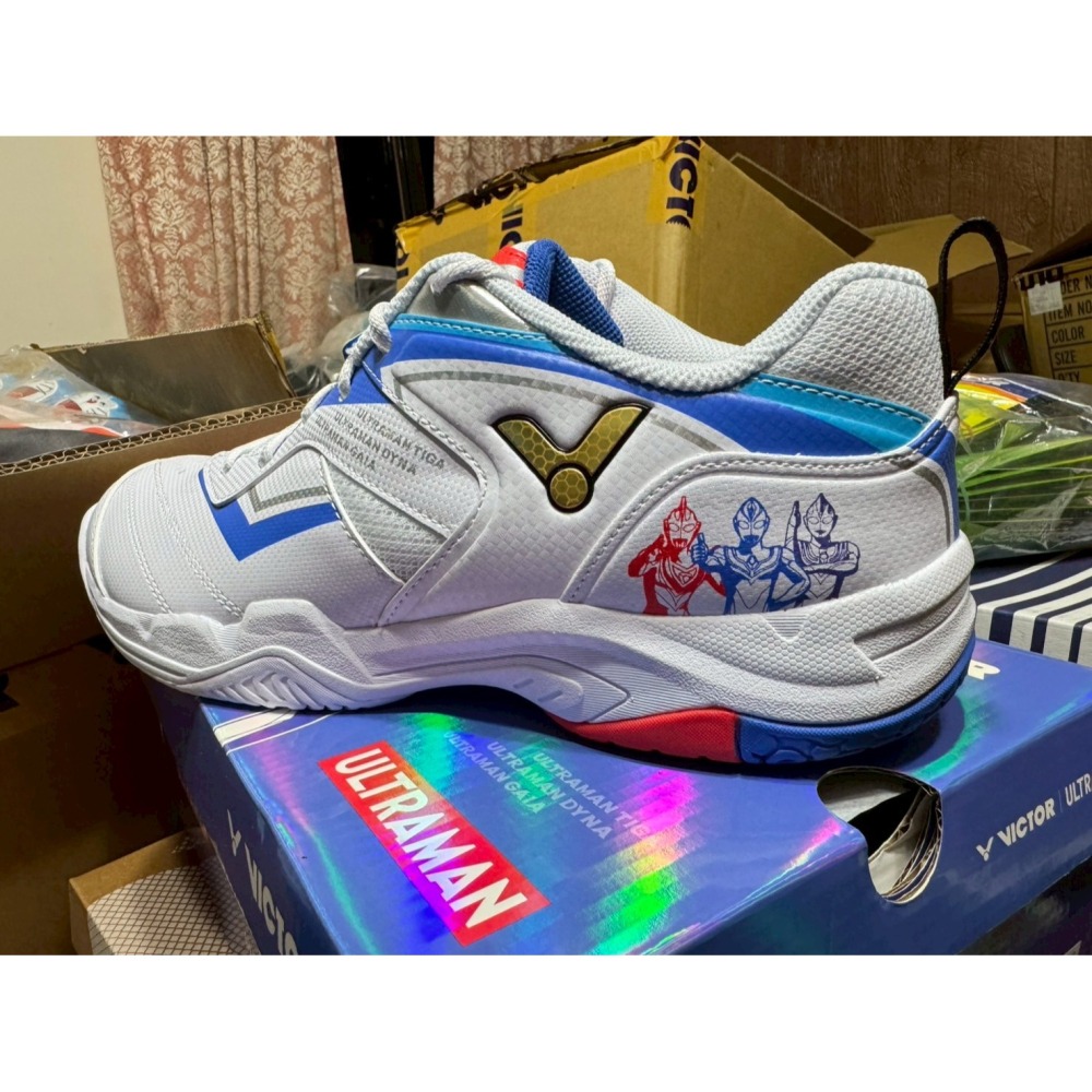 限量款!! 鹹蛋超人（羽球世家）勝利 P-UTM A 亮白 羽球鞋 奧特曼 聯名款 超人力霸王 羽球鞋 VICTOR-細節圖3
