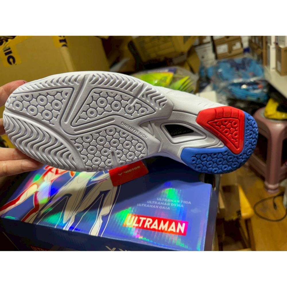 限量款!! 鹹蛋超人（羽球世家）勝利 P-UTM A 亮白 羽球鞋 奧特曼 聯名款 超人力霸王 羽球鞋 VICTOR-細節圖5