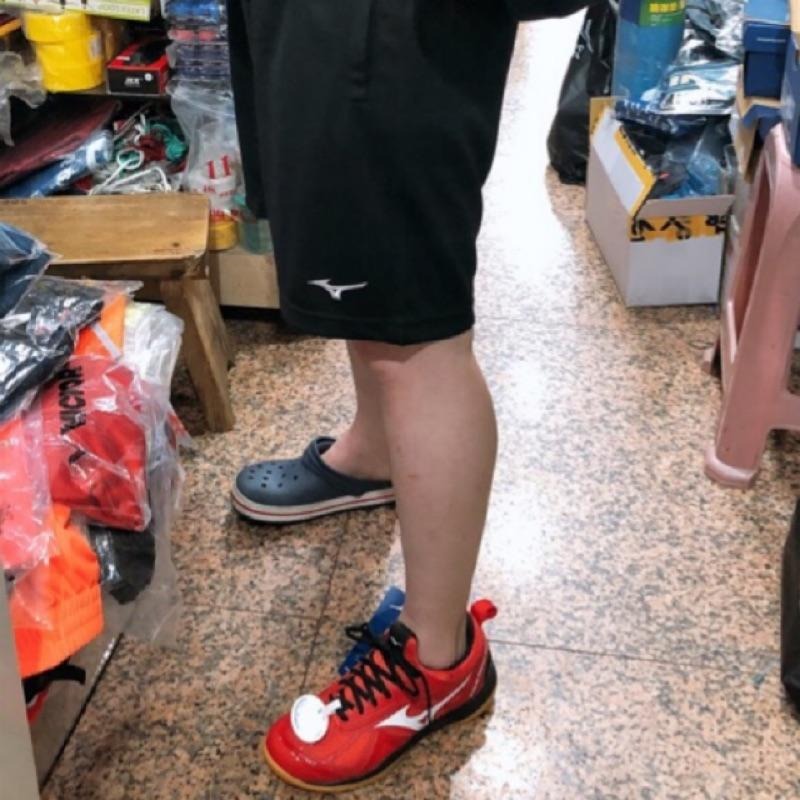 （羽球世家）美津濃Mizuno 羽球褲 運動褲 中長及膝褲 網狀透氣 V2TB2A1709 排球褲 長版 黑色針織短褲-細節圖3