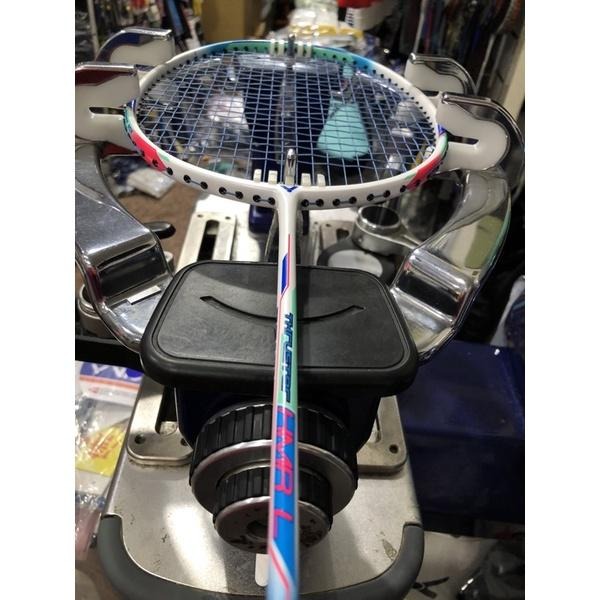 (羽球世家）勝利極輕 6U羽球拍 突擊TK-HMR L 輕如鴻毛 Victor 超輕球拍 含穿線 HMR L-細節圖2