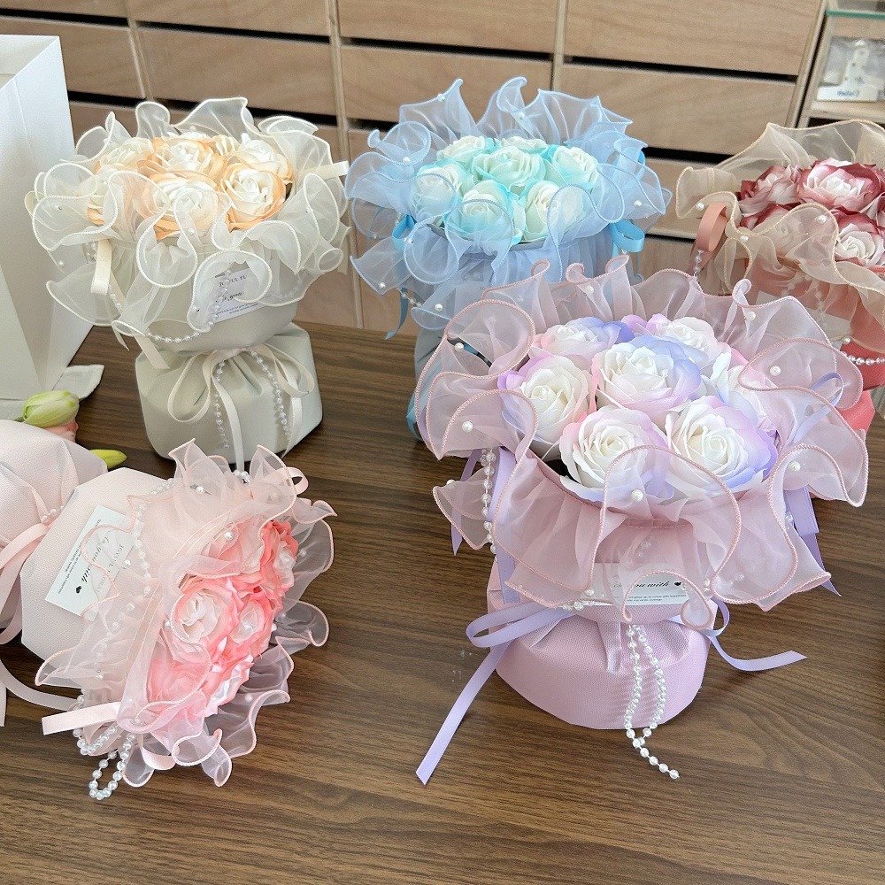 【台灣24H寄出】芭蕾風香皂花花束 珍珠泡芙紗 波浪花邊手捧花(情人節 生日 婚禮 母親節 教師節 畢業)贈燈串卡片-細節圖2