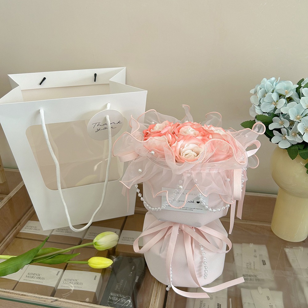 【台灣24H寄出】芭蕾風香皂花花束 珍珠泡芙紗 波浪花邊手捧花(情人節 生日 婚禮 母親節 教師節 畢業)贈燈串卡片-規格圖2