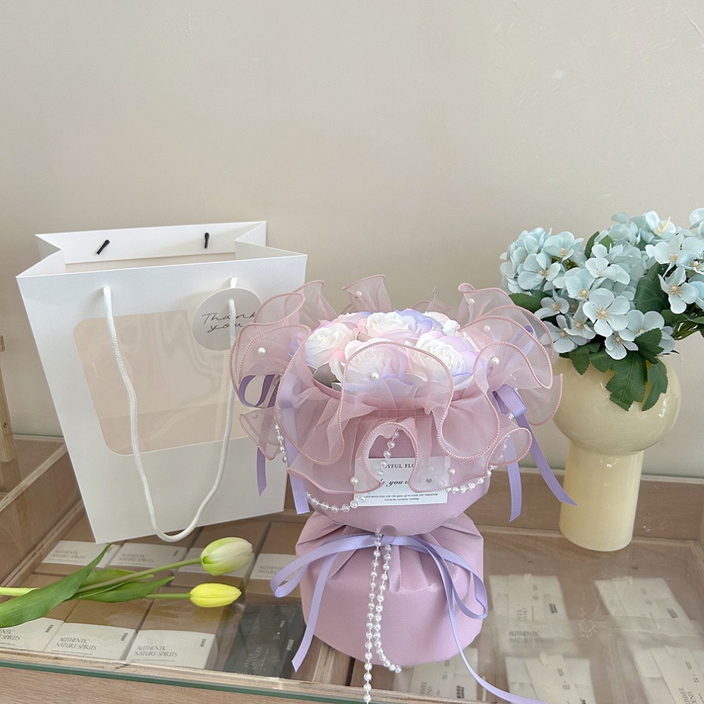 【台灣24H寄出】芭蕾風香皂花花束 珍珠泡芙紗 波浪花邊手捧花(情人節 生日 婚禮 母親節 教師節 畢業)贈燈串卡片-規格圖2