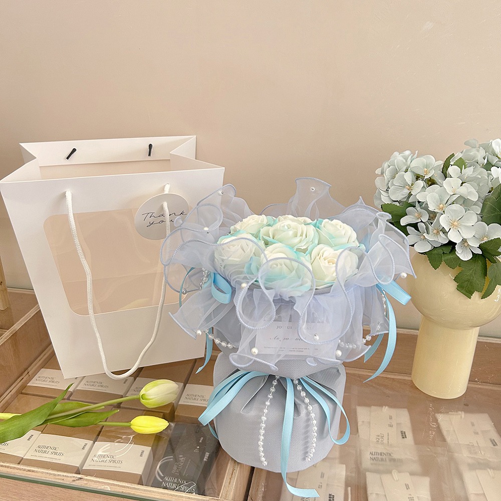 【台灣24H寄出】芭蕾風香皂花花束 珍珠泡芙紗 波浪花邊手捧花(情人節 生日 婚禮 母親節 教師節 畢業)贈燈串卡片-規格圖2