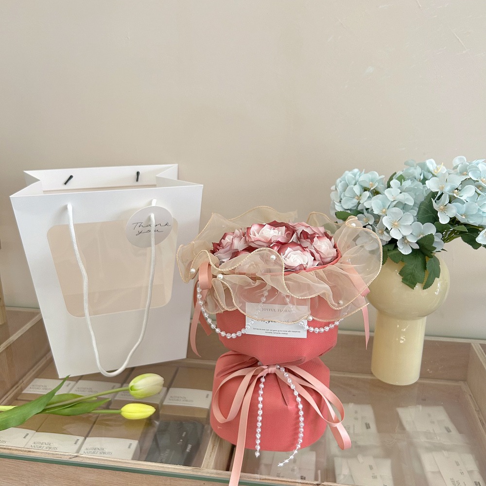 【台灣24H寄出】芭蕾風香皂花花束 珍珠泡芙紗 波浪花邊手捧花(情人節 生日 婚禮 母親節 教師節 畢業)贈燈串卡片-規格圖2