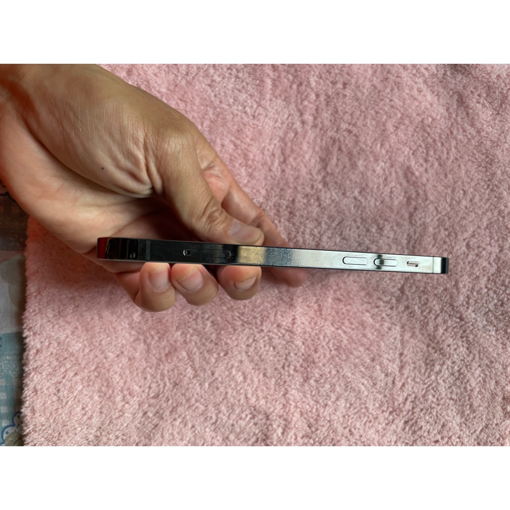 iphone 12 pro 256g 電池100%，只換過電池，無維修，外觀還不錯有盒附保護貼-細節圖4