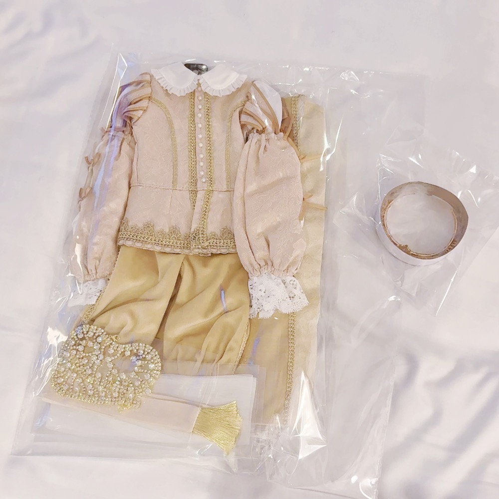 官服含皇冠與劍