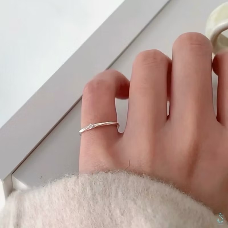 SUMMER 銀飾💫［925純銀］<流光指環>純銀戒指 簡約細尾戒 小鑽尾戒 ￼純銀飾品-細節圖7