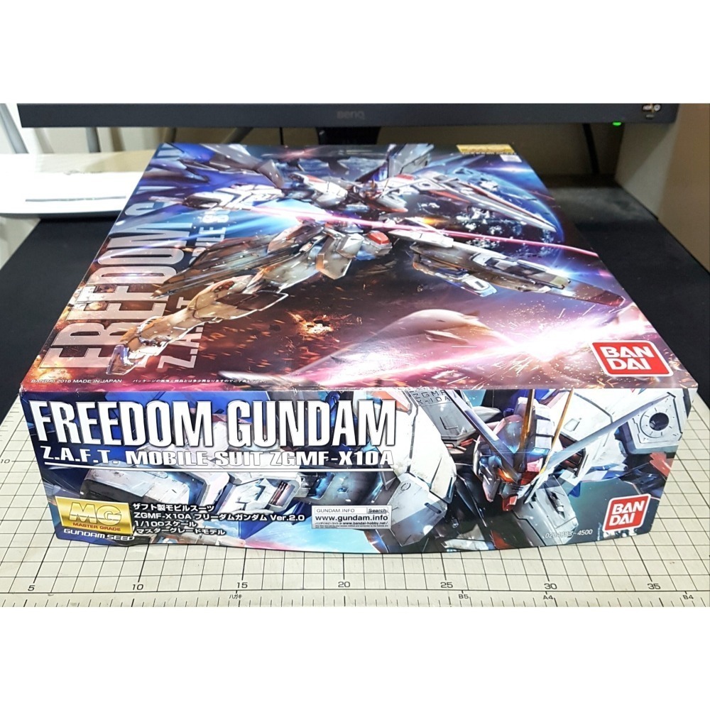 [長夜餘火]免運 現貨 MG 自由鋼彈 Ver.2.0 1/100 ZGMF-X10A BANDAI 萬代 不挑盒況-細節圖2