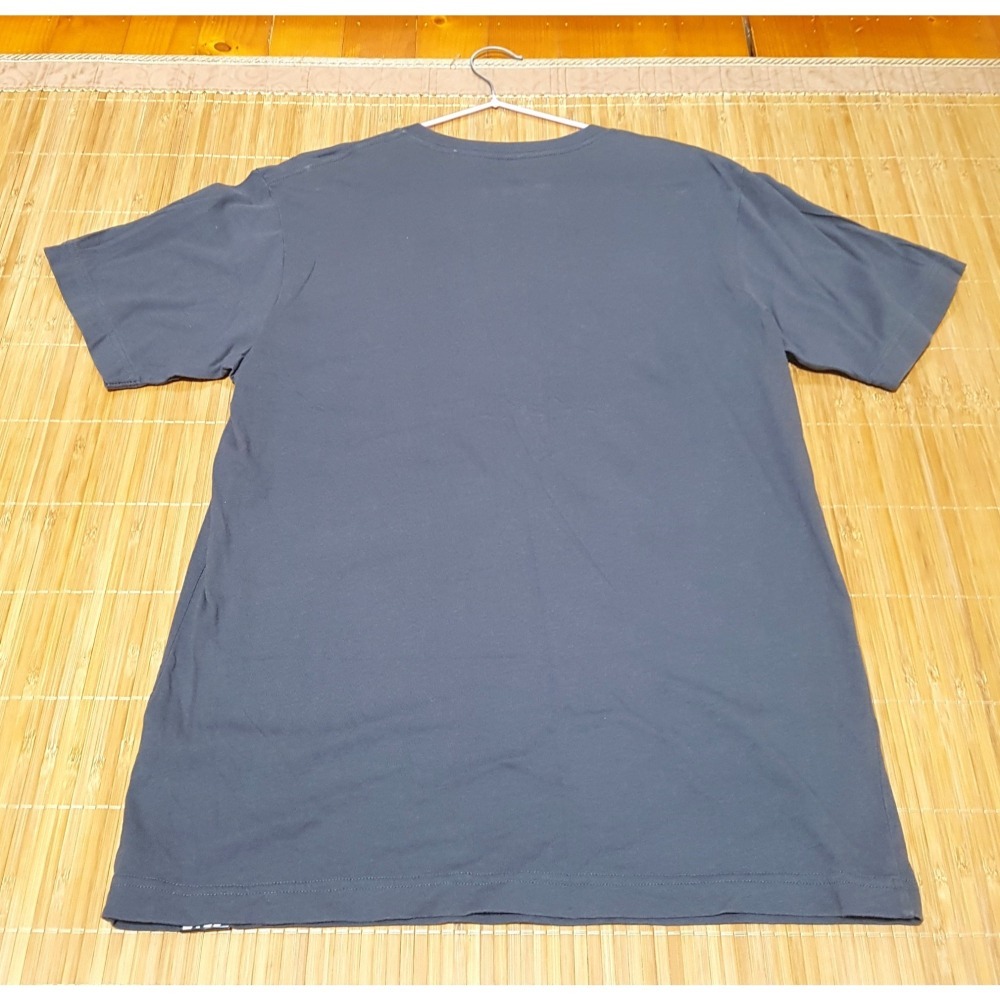 [長夜餘火]免運 現貨24小時出貨 UNIQLO 火影忍者 宇智波鼬 聯名T恤 週刊少年Jump 50周年 全新-細節圖2