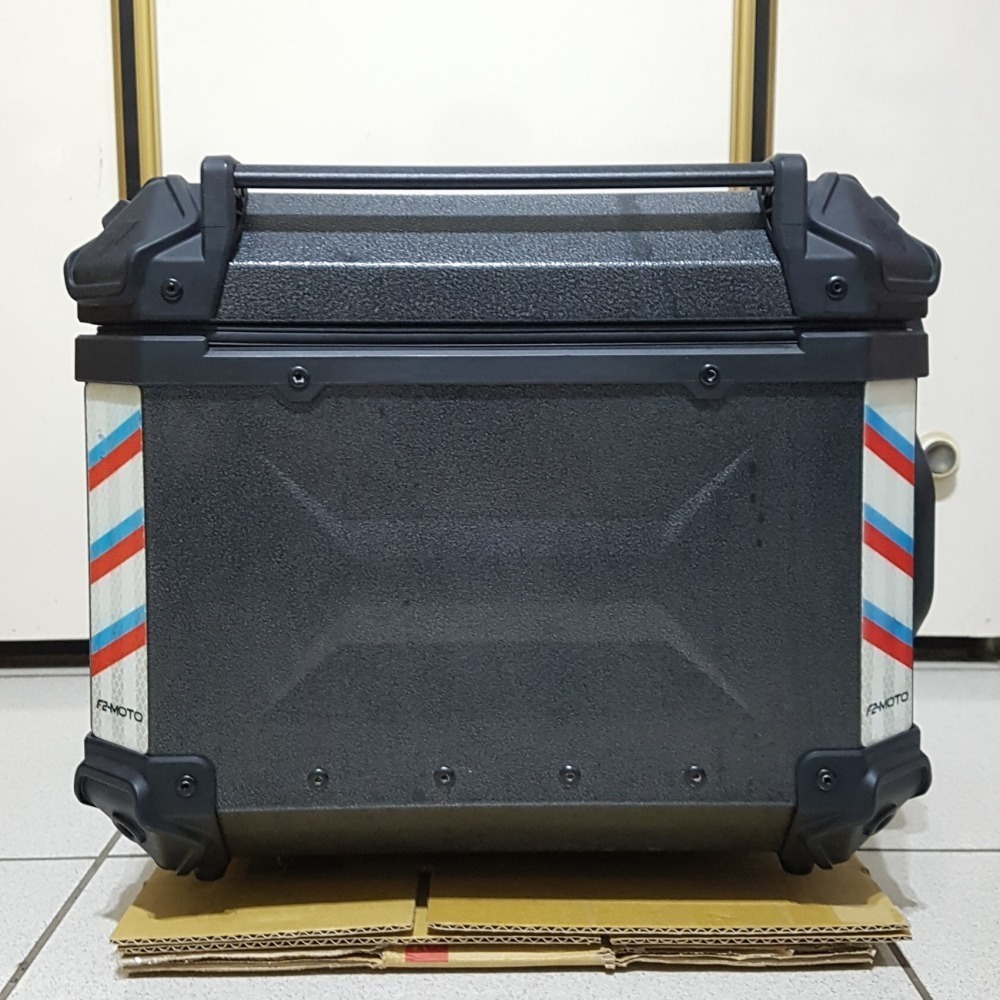 [長夜餘火]限宅配 二手 F2-MOTO 鋁箱 後箱 摩托車行李箱 55L 無鑰匙 底板上鎖 安裝不易-細節圖2