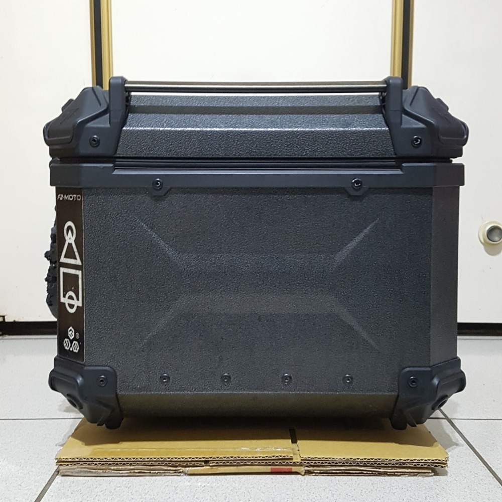 [長夜餘火]限宅配 二手 F2-MOTO 鋁箱 後箱 摩托車行李箱 55L 無鑰匙 底板上鎖 安裝不易-細節圖4