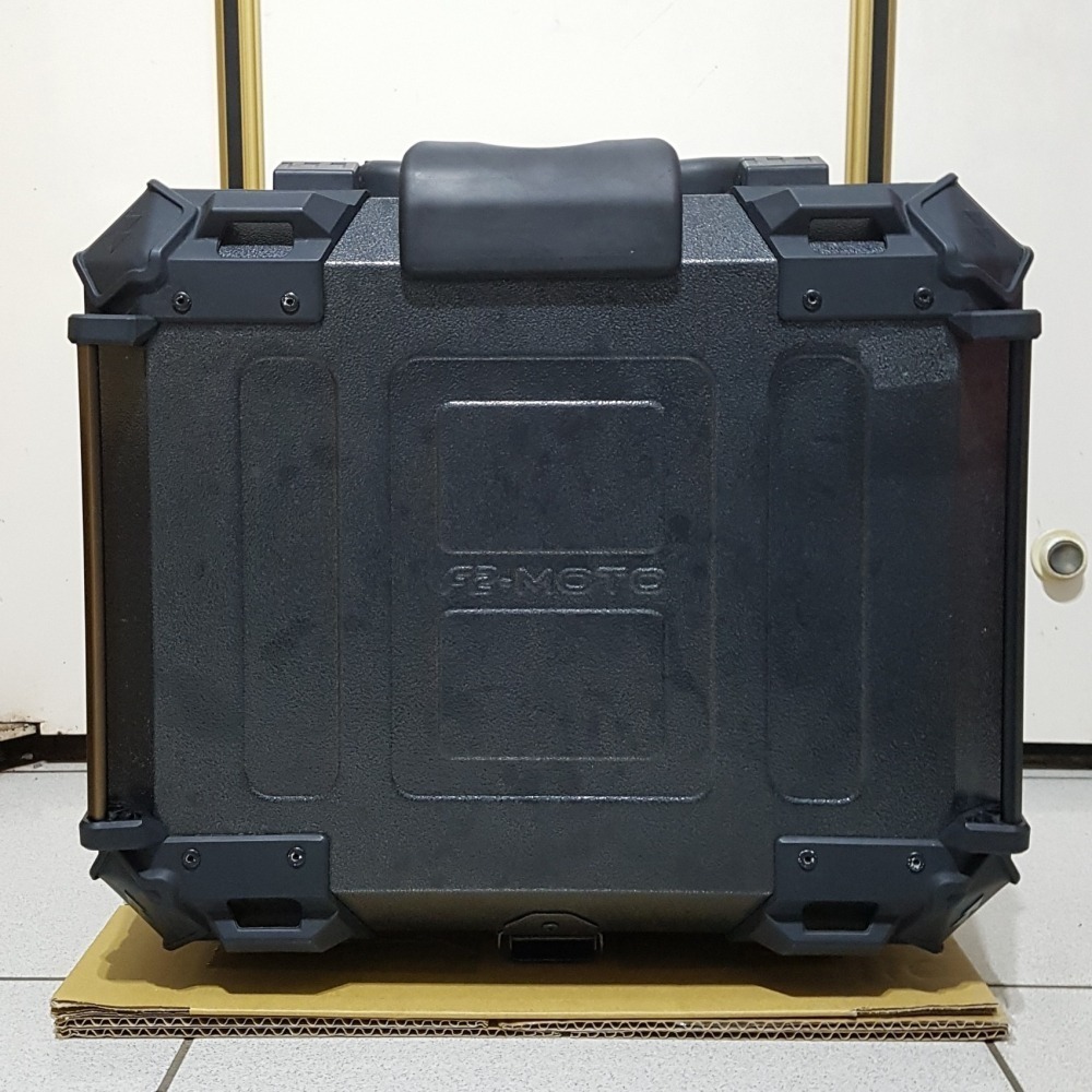 [長夜餘火]限宅配 二手 F2-MOTO 鋁箱 後箱 摩托車行李箱 55L 無鑰匙 底板上鎖 安裝不易-細節圖5