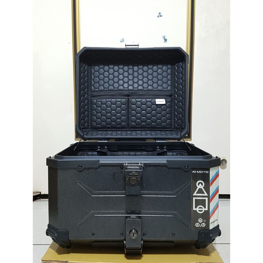 [長夜餘火]限宅配 二手 F2-MOTO 鋁箱 後箱 摩托車行李箱 55L 無鑰匙 底板上鎖 安裝不易-細節圖7
