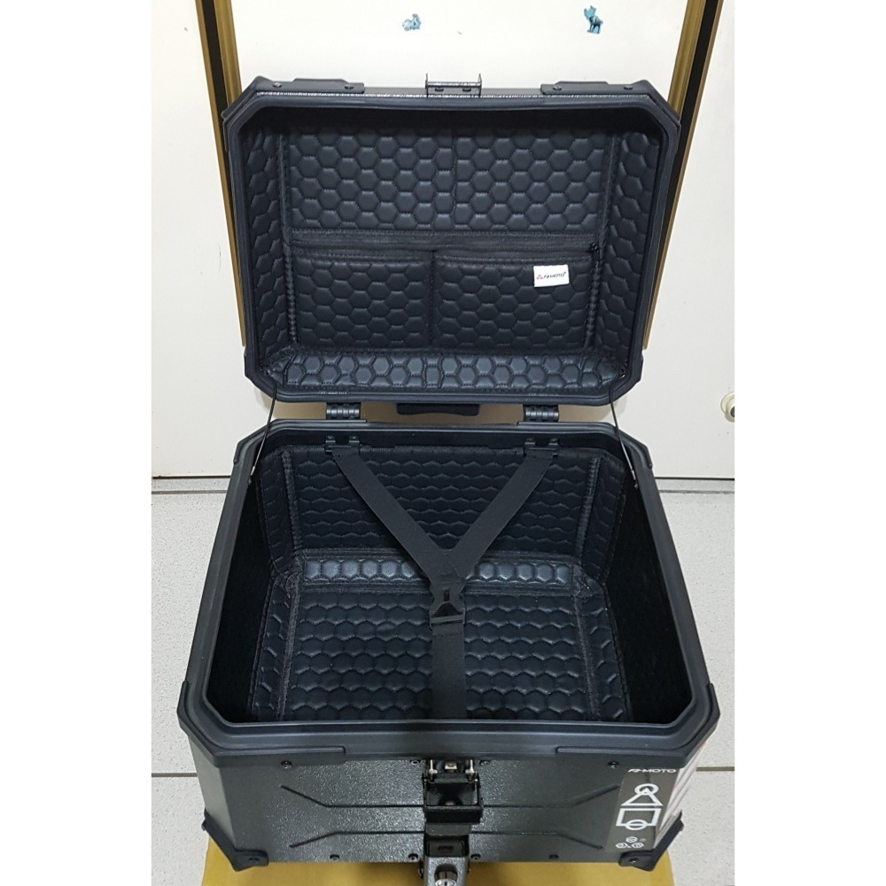 [長夜餘火]限宅配 二手 F2-MOTO 鋁箱 後箱 摩托車行李箱 55L 無鑰匙 底板上鎖 安裝不易-細節圖8