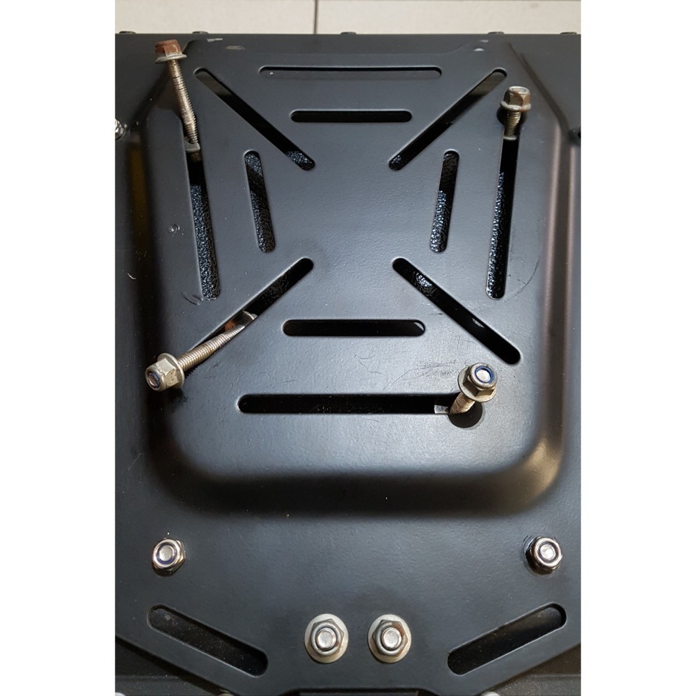 [長夜餘火]限宅配 二手 F2-MOTO 鋁箱 後箱 摩托車行李箱 55L 無鑰匙 底板上鎖 安裝不易-細節圖9