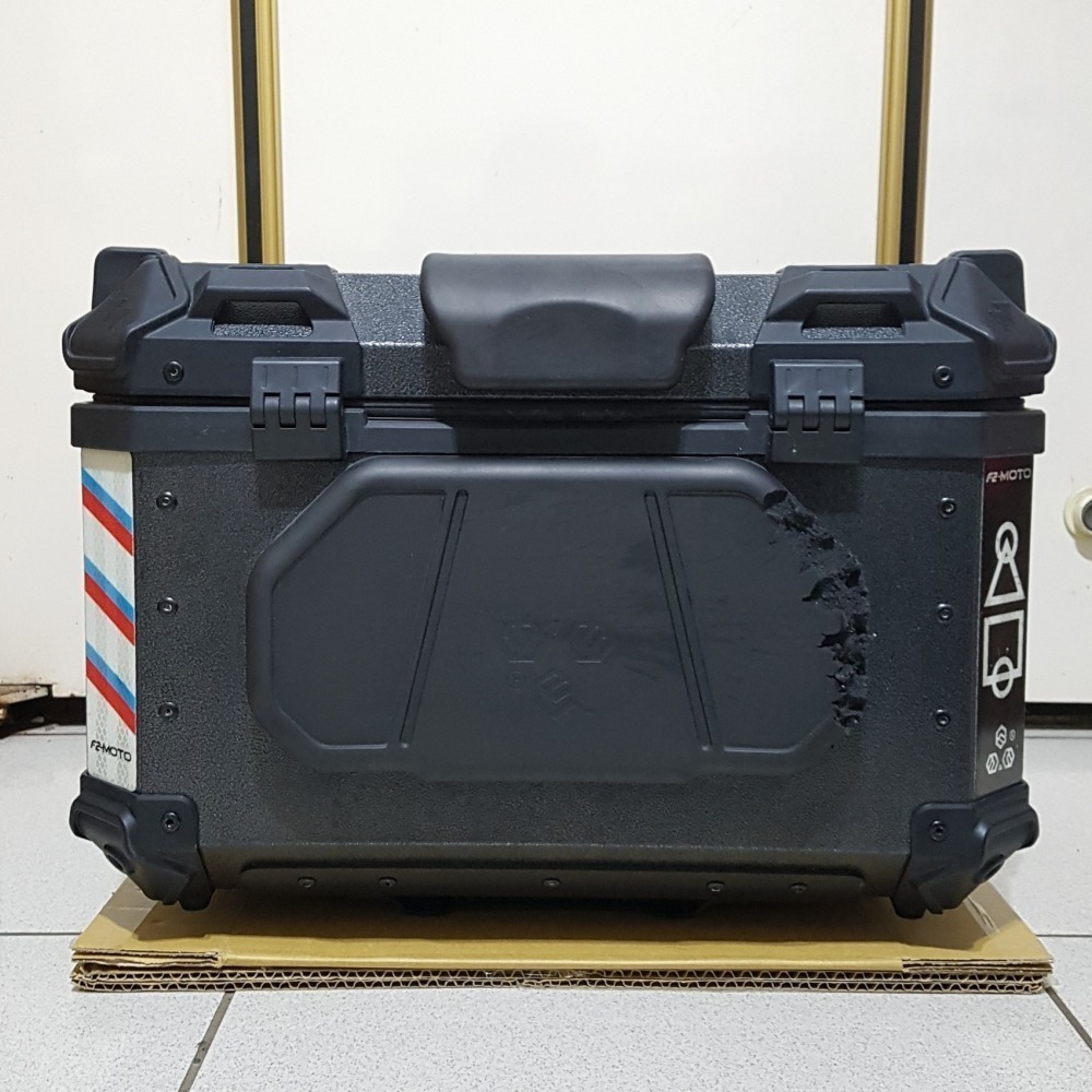 [長夜餘火]限宅配 二手 F2-MOTO 鋁箱 後箱 摩托車行李箱 55L 無鑰匙 底板上鎖 安裝不易-細節圖4
