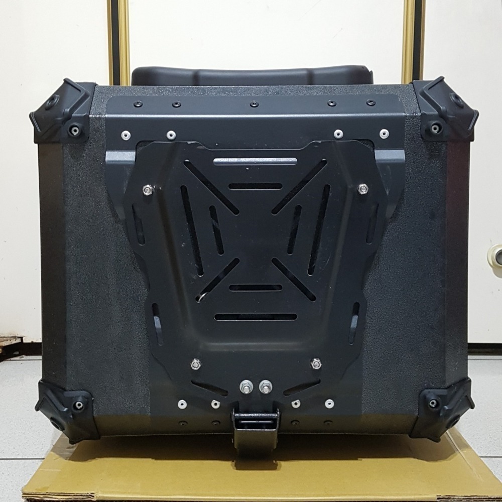 [長夜餘火]限宅配 二手 F2-MOTO 鋁箱 後箱 摩托車行李箱 55L 無鑰匙 底板上鎖 安裝不易-細節圖7