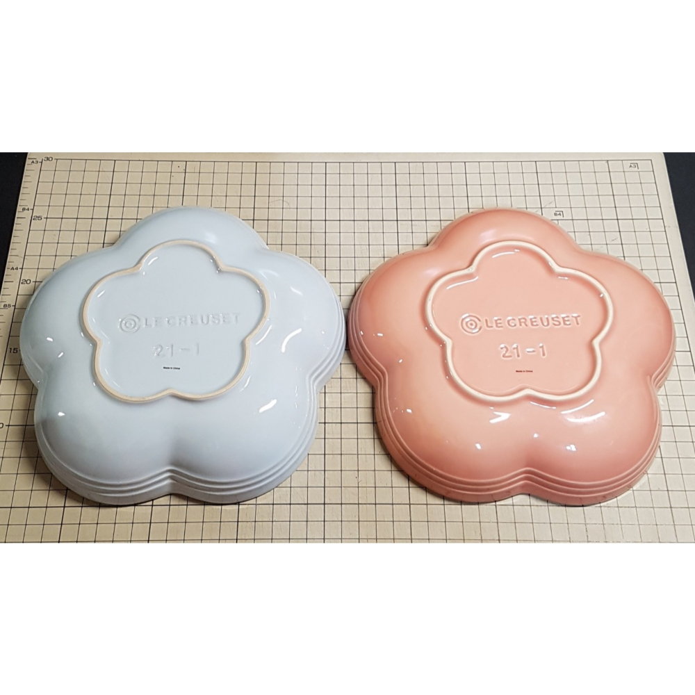 [長夜餘火]免運 LE CREUSET 20cm Flower Dish coastal blue 海岸藍 鮭魚粉 全新-細節圖3