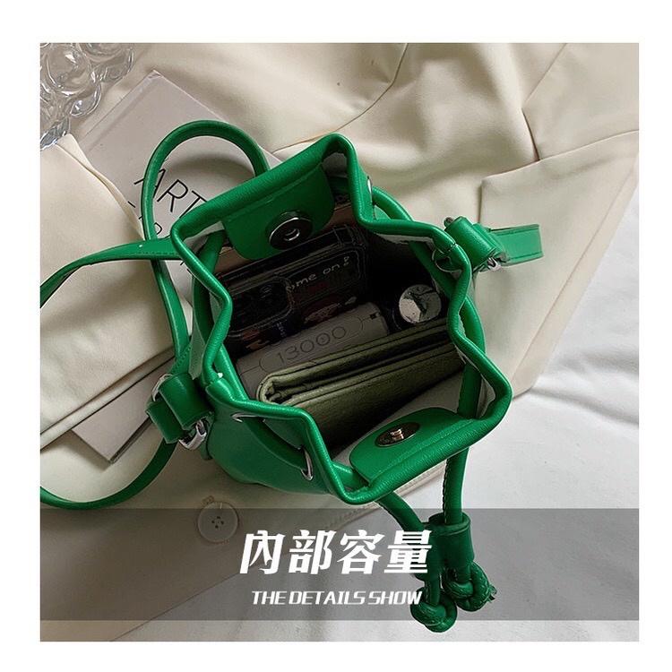 [現貨在台] 抽繩束口軟皮革手機包 肩背包 隨身包 縮口包 4色 附贈防塵袋-細節圖5